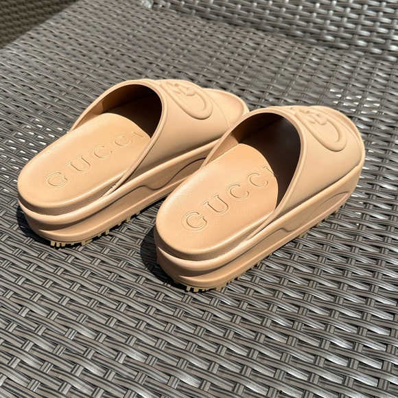 COPY- WOMEN'S GUCCI INTERLOCKING G SLIDE SANDAL - Picture 3 of 4